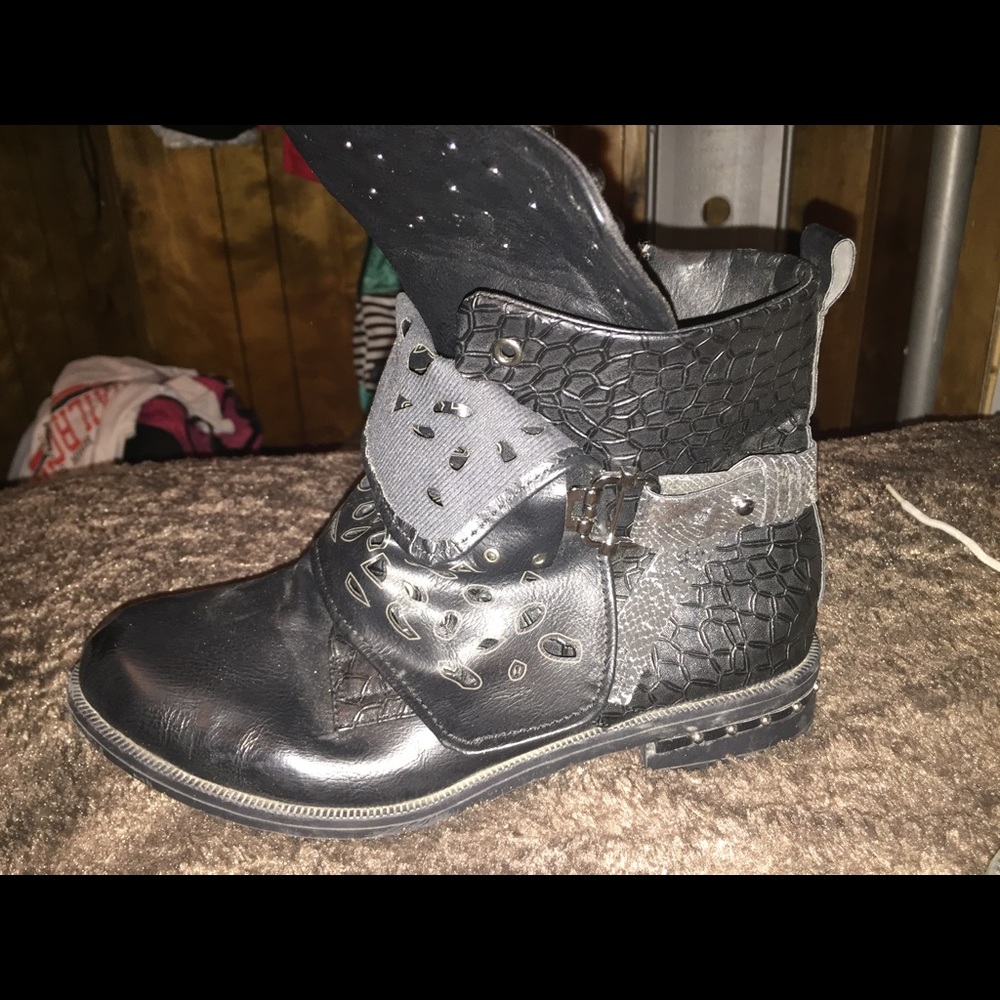 Boots - Picture 3 of 3